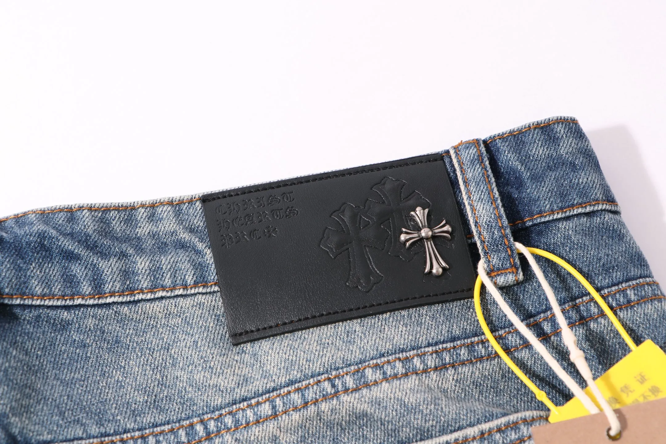 P260 model number: H48 chrome hearts & Croix Hearts Loose and popular jeans. Three-dimensional version. Loose and comfortable, not picky about the figure. Makes taller and slimmer. Factory-made. Original factory quality control. Same style for men and women. Can be matched with couples. Versatile recommendation. Must-have jeans for all seasons. Fashionistas have been disappointed. From the quality selection of fabrics, the tailoring of details, and the matching of patterns, they are all impeccable! The upper body is so handsome when worn...it can be easily worn by men, women and children! The craftsmanship is made of heavy-duty washed pure cotton denim fabric. After washing, it is soft and thick and looks very stylish when worn. Size: 30-32-34-36 Color: black